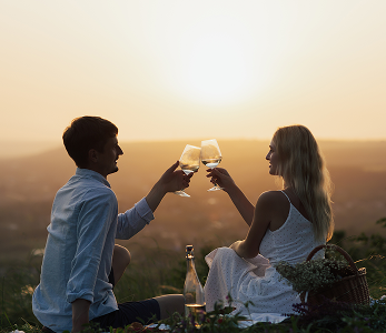 hombre y mujer tintineando vasos