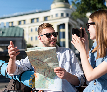 pareja al aire libre con mochila y mapa