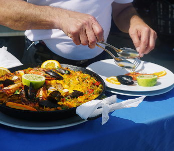 seccion media de un hombre comiendo comida en la mesa 1